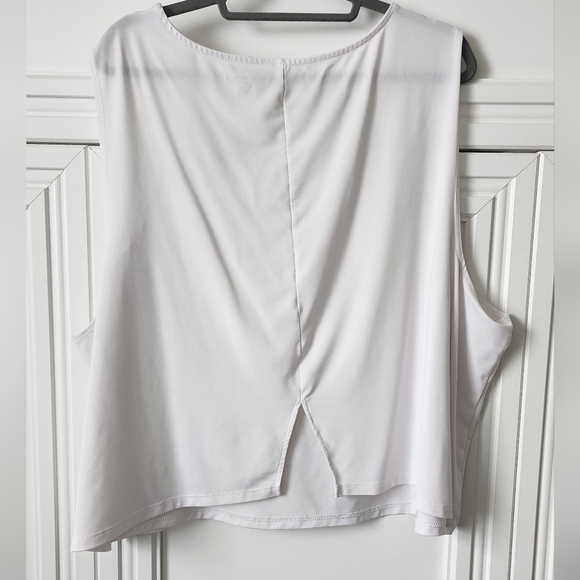 Amazon Essentials Women's Tech Stretch Cropped Loose-Fit Tank - Picture 3 of 5